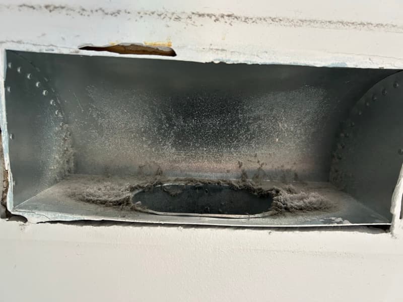 Avant — Bouche de ventilation — accumulation de poussière