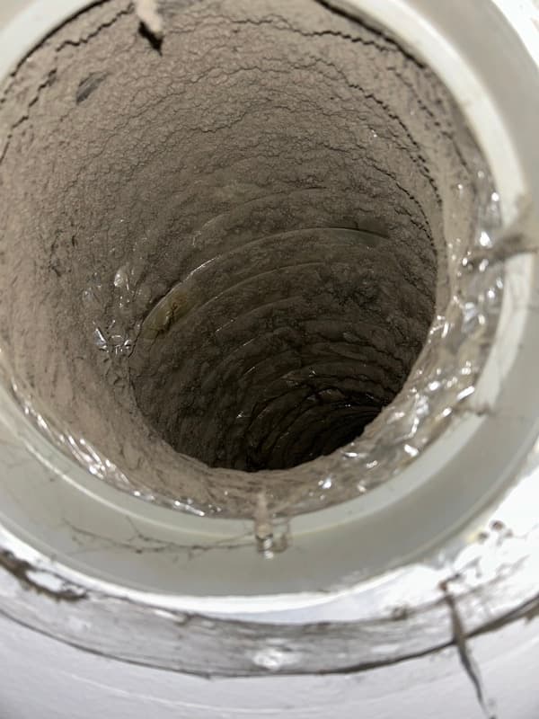 Avant — Conduit flexible — dépôts de poussière épaisse